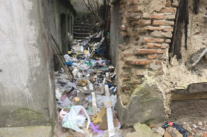 Apartman Boşluğu Çöplüğe Döndü