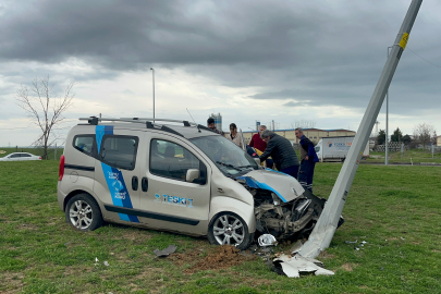 Dönel Kavşakta Direğe Çarpan Aracın Sürücüsü Yaralandı