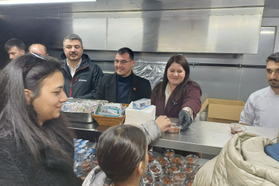 Gencan’dan Teravih Namazı Sonrası Tatlı İkramı