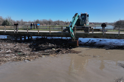 Edirne'de Suyun Sürüklediği Ağaç Gövdeleri ve Çöplerle Tıkanan Köprü Gözleri Temizleniyor