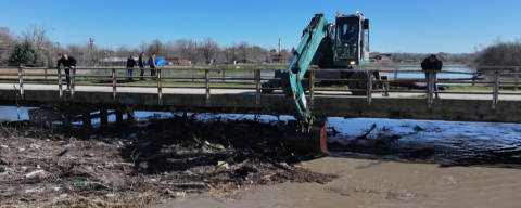 Edirne'de Suyun Sürüklediği Ağaç Gövdeleri ve Çöplerle Tıkanan Köprü Gözleri Temizleniyor