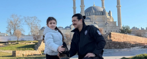 Polisten Çocuklarla “Selimiye Pozu”