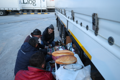 İhracat Yükünü Çeken Tır Şoförleri Ailelerinden Uzakta İftar Yapıyor