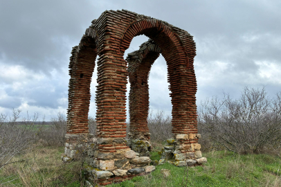 Tatarlar Köyündeki Tarihi Türbe İlgi Bekliyor