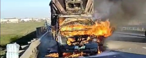 Tekirdağ'da Kamyonet Alev Topuna Döndü