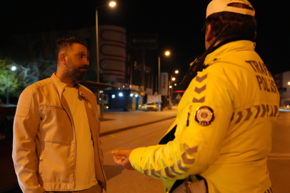 Polisten 'Babalık' Yapmasını İsteyen Alkollü Sürücü Gazetecinin Şarjının Bitmesini Diledi