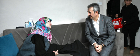 Vali Sezer’den Samiye Teyzeye Gönül Ziyareti
