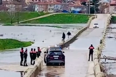 Polisi Göre Göre Tehlikeli Köprüden Geçtiler: Suya Düşme Tehlikesi Atlattılar