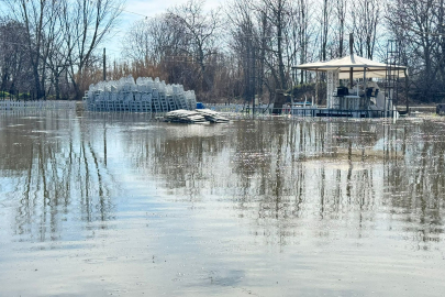 Su, Protokol Evine Yaklaştı: Çay Bahçeleri Su Altında