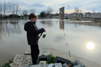 11 Yaşındaki Çocuk, Taşkın Bölgesine Balık Tutmaya Geldi