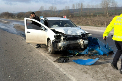 Otomobil Refüj Başı Yön Tabelasına Çarptı