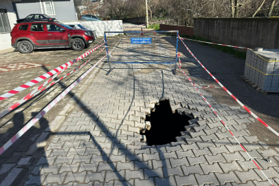 Çanakkale'de Çöken Yolda 2 Metre Derinliğinde Çukur Oluştu
