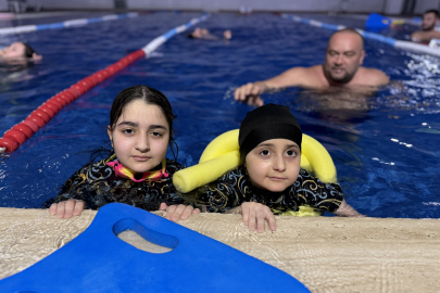 Rasmussen Sendromlu Amine Kulaçlarıyla Hayata Tutunuyor