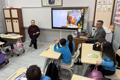 Tekirdağ'da Her Gün Bir Veli Öğrencilere Kitap Okuyor