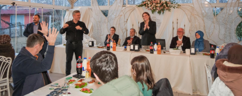 AK Parti Engelliler İftarında İşaret Dili Detayı