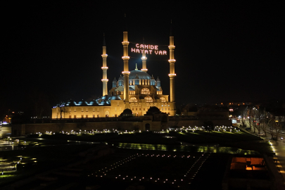 Selimiye Camii’nde Mahya Mesajı Değişti: "Camide Hayat Var"