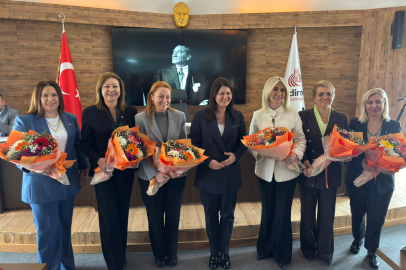 Belediye Meclisindeki Kadın Üyelere 8 Mart Çiçeği