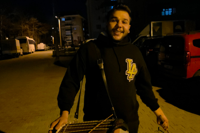 Dedesinden Kalan Davulla Mahalleliyi Sahura Uyandırıyor