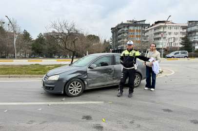 Edirne’de Otomobil ile Ticari Taksi Çarpıştı: 2 Yaralı
