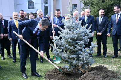 Bakan Yumaklı Kırklareli Valiliği Bahçesine Fidan Dikti
