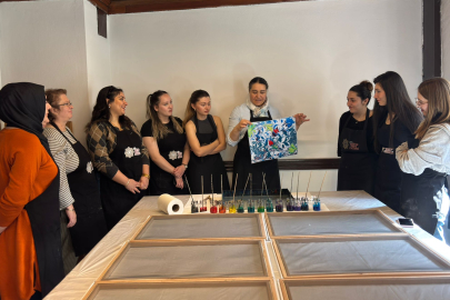 Kent Müzesi’nde Yetişkinlere Ebru Atölyesi