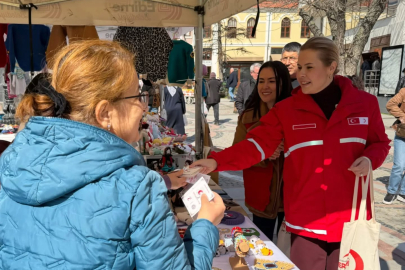 Türk Kızılay Edirne Şubesince Kadınlara Hilal-i Ahmer Çiçeği Rozeti Hediye Edildi