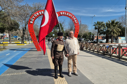 Askeri Kıyafeti ve Elinde Türk Bayrağıyla İstanbul'dan Çanakkale'ye Yürüyor
