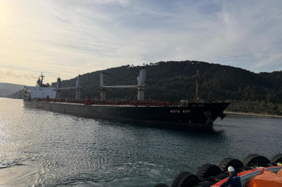 Çanakkale Boğazı'nda Makina Arızası Nedeniyle Karaya Oturan Gemi Kurtarıldı