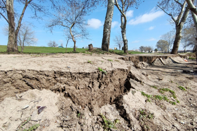 Tunca Nehri Kıyısında Çatlaklar Oluştu