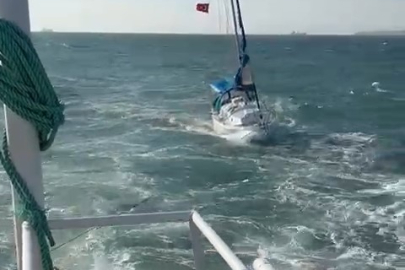 Çanakkale'de Sürüklenen Yelkenlinin Yardımına Balıkçı Teknesi Koştu