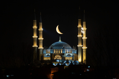 Selimiye'nin Üzerindeki Hilal Büyüledi