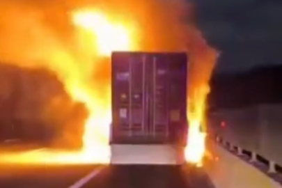 Tır Üzerindeki Konteyner Alev Alev Yandı