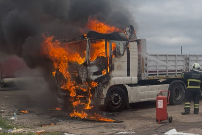 Tekirdağ’da Park Halindeki Tır Alev Alev Yandı