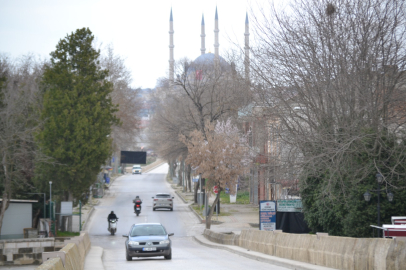 Şairin Adı İki Köprü Arasında Yaşatılamaz mı?