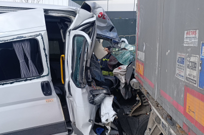 Tekirdağ'da İşçi Servisi ile Tırın Çarpıştığı Kazada 3 Kişi Yaralandı