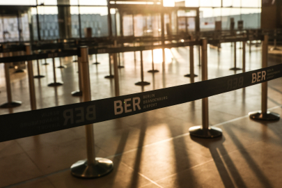 Berlin Brandenburg Havalimanı'nda Grev Nedeniyle 445 Uçuş İptal Oldu, 57 Bin Yolcu Etkilendi