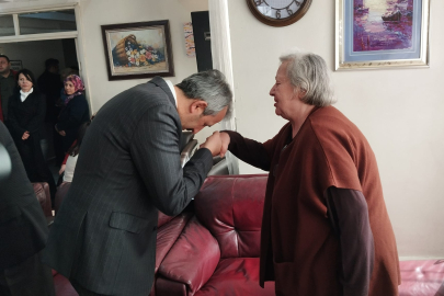 Vali, Yaşlılarla Bayramlaştı, Çocuklara Bayram Harçlığı Verdi