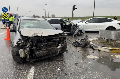 Edirne'de 3 Aracın Karıştığı Kazada 2 Kişi Yaralandı