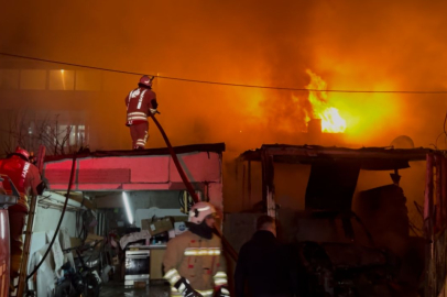 Edirne’de Ev Yangını Geceyi Aydınlattı