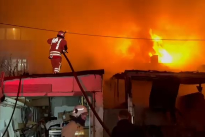 Edirne’de Ev Yangını Geceyi Aydınlattı
