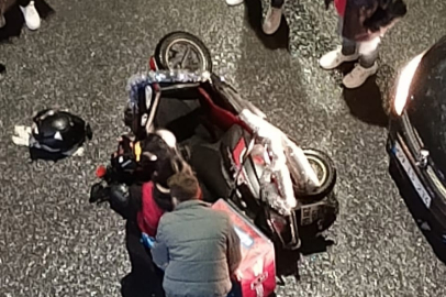 Otomobille Çarpışan Motosikletli Kurye Yaralandı