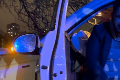 Tarlaya Giren Otomobil Ağaca Çarptı, Sürücü Gözyaşlarını Tutamadı