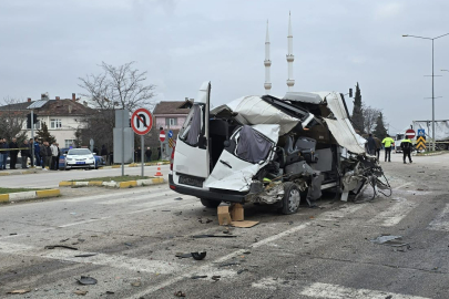 Freni Patlayan Tır Dehşet Saçtı: Öğrenci Servisi Dahil 7 Araç Birbirine Girdi, 18 Yaralı