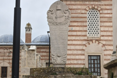 Selimiye’nin Gölgesinde Ressam Paletli Mezar