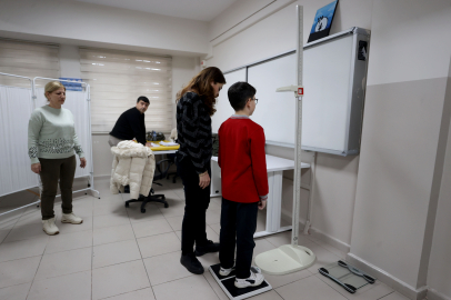 Kırklareli'nde Ortaokul Öğrencilerine Skolyoz Taraması Yapılıyor