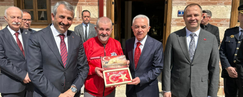 Kurabiyeci Dede’den Türk Bayraklı Badem Ezmesi