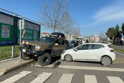 Tekirdağ'da Otomobil Park Halindeki Cipe Çarptı