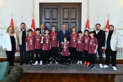 Tekirdağ İl Birincisi Basketbol Takımı Vali Soytürk’ü Ziyaret Etti