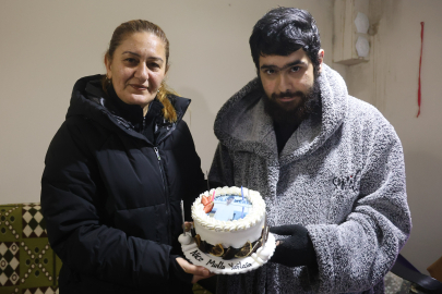 Evden Çıkmayan Telefon Bağımlısı Genç 25. Yaşına Bilgisayar Başında Girdi