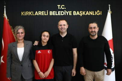 Minik Güreş Şampiyonu Ela Çakal Başkan Bulut’u Ziyaret Etti